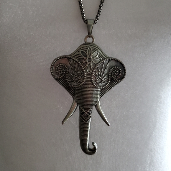 Pewter Tone Elephant Pendant Necklace Ornate Design Ribbed Trunk + Tusks Rustic - Picture 3 of 7